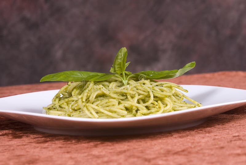 Spaghetti met basilicumpesto royalty-vrije stock fotografie Spaghetti met basilicumpesto royalty-vrije stock fotografie