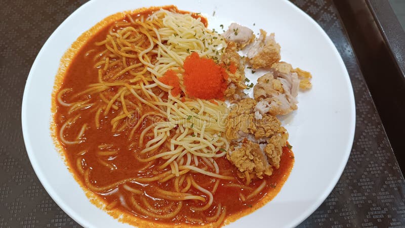 Spaghetti met gefrituurde kip op een wit bord royalty-vrije stock foto