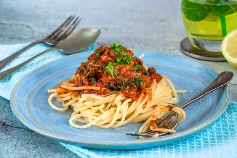 Spaghetti Met Sardines in Tomatensaus Stock Afbeelding Image of sluit