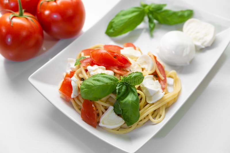 Spaghetti Met Verse Tomaten, Basilicum, Mozarella En Wat Orego Stock ...