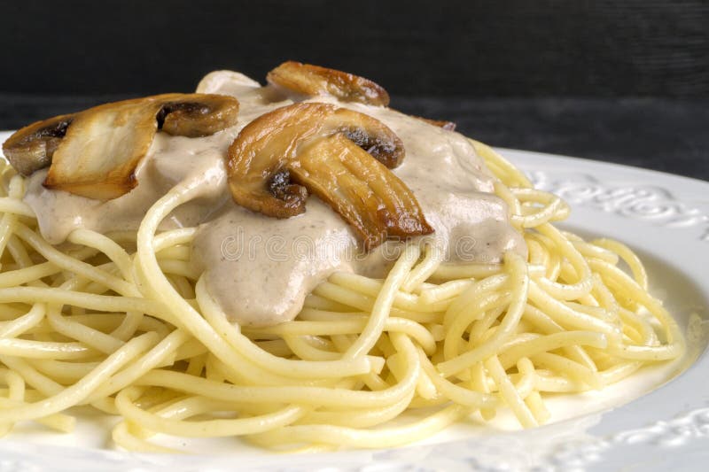 Spaghetti Mit Pilzen in Der Sahnesauce. Stockfoto - Bild von gesund ...