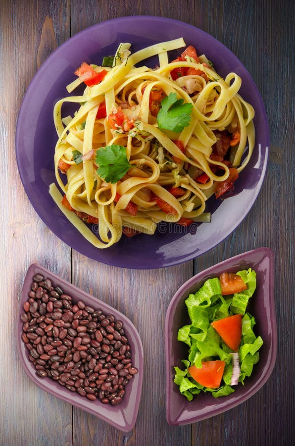 Spaghetti op een plaat stock afbeeldingen Spaghetti op een plaat stock afbeeldingen