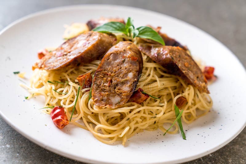 Spaghetti in padella con Sai Aua (salsiccia piccante tailandese di Notrhern immagine stock libera da diritti Spaghetti in padella con Sai Aua (salsiccia piccante tailandese di Notrhern immagine stock libera da diritti