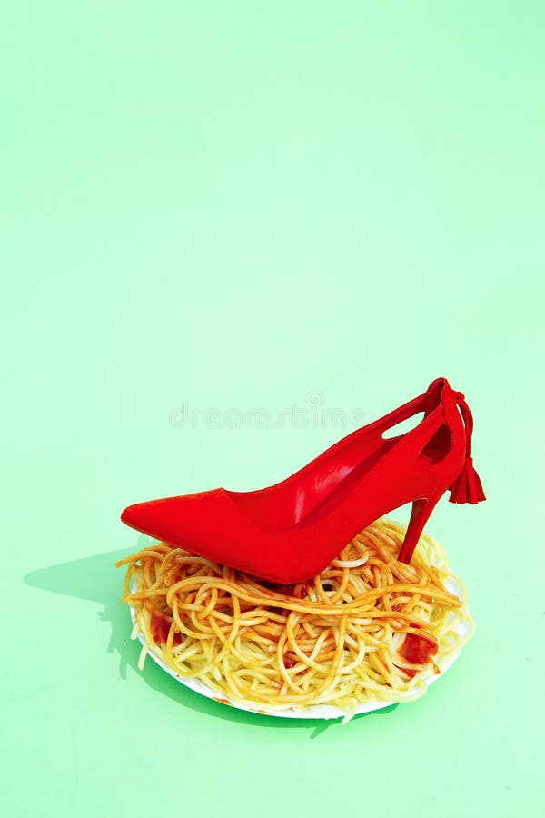 Mì Spaghetti với Giày Đỏ trên Nền Xanh: Hình ảnh mì spaghetti với giày đỏ quyến rũ trên nền xanh thật ngon miệng và thú vị. Đây là một phong cách ẩm thực mới lạ, đầy sáng tạo và hấp dẫn. Hãy để mình thưởng thức món ăn này cùng với chúng tôi.