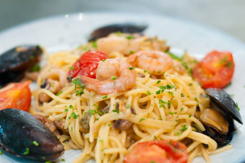 Spaghetti Pasta with Shrimp, Mussels, Tomatoes and Cheese, Close-up ...