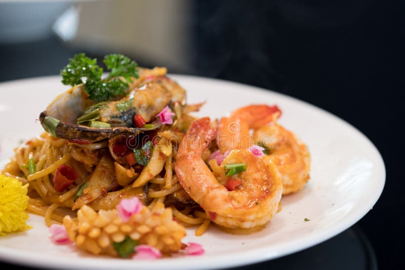Spaghetti with seafood with shrimps and mussel royalty free stock images Spaghetti with seafood with shrimps and mussel royalty free stock images
