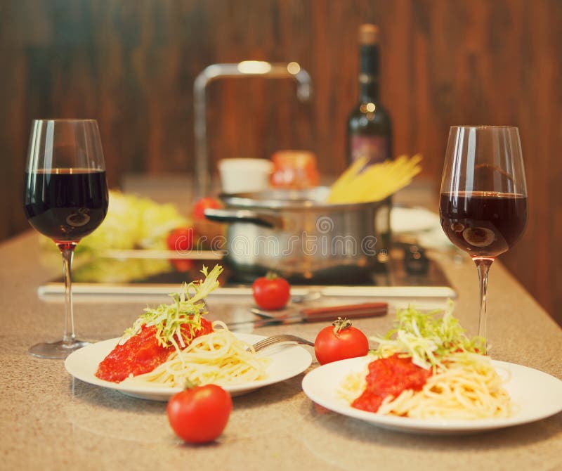 Spaghetti with tomato sauce and red wine