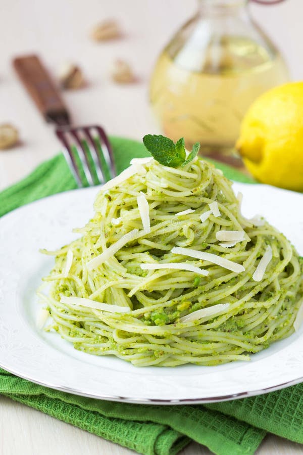 Spaghetti verts italiens de pâtes avec les pois de pesto, menthe image libre de droits Spaghetti verts italiens de pâtes avec les pois de pesto, menthe image libre de droits