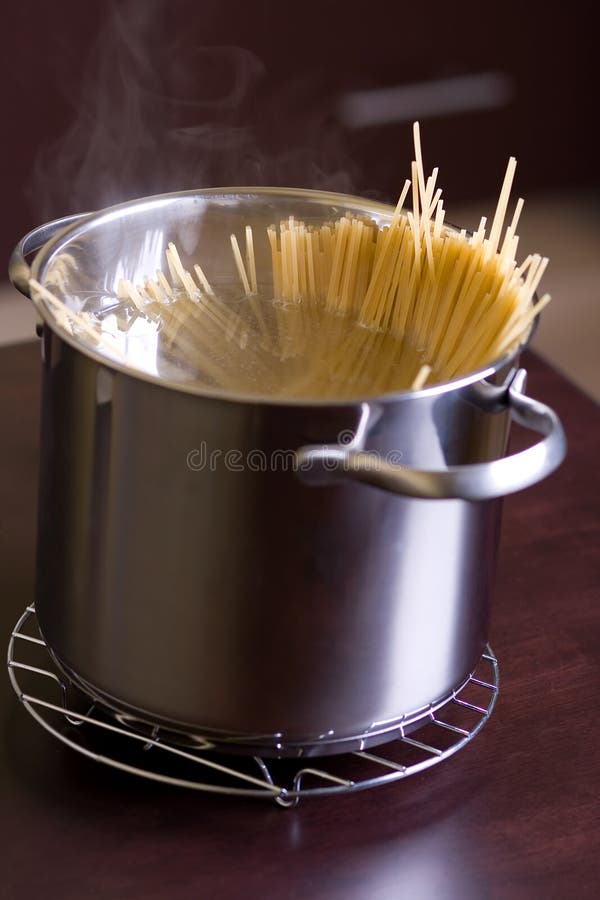 Spaghetti and wine on table