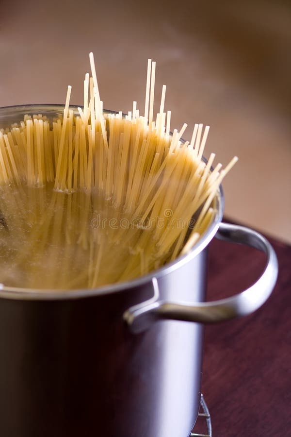 Spaghetti and wine on table