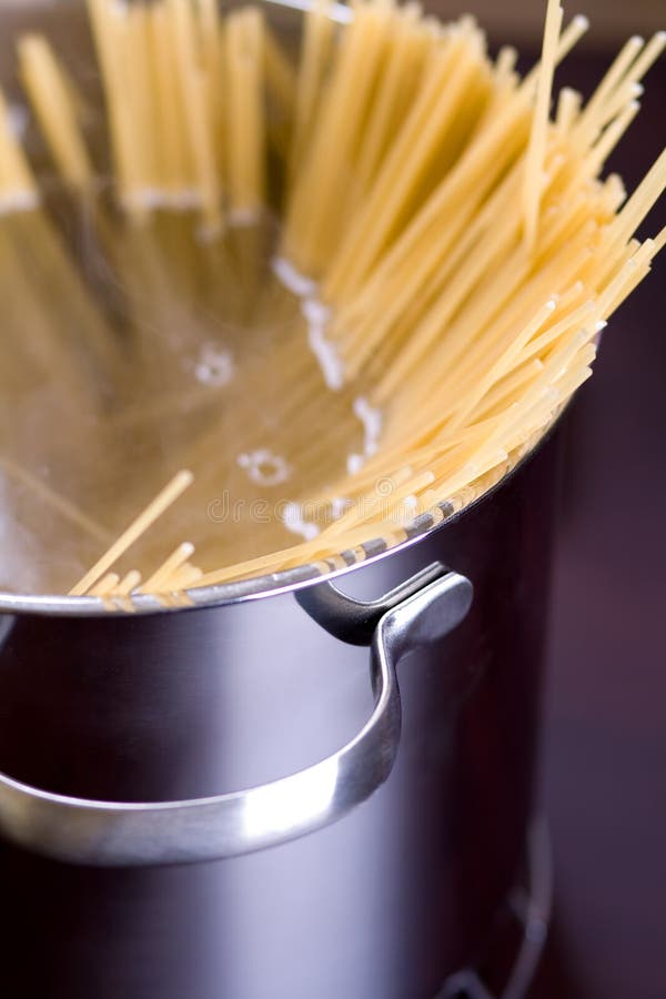 Spaghetti and wine on table