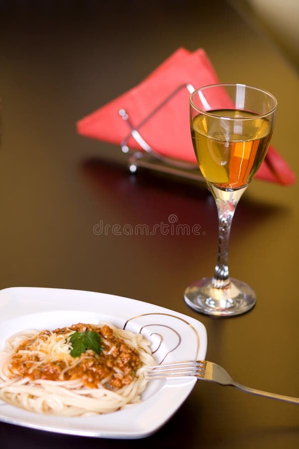 Spaghetti and wine on table