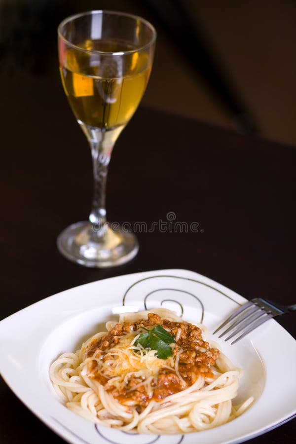 Spaghetti and wine on table