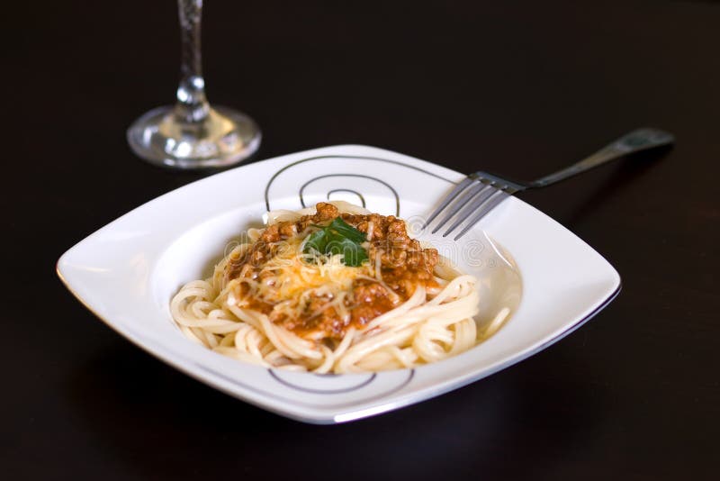 Spaghetti and wine on table