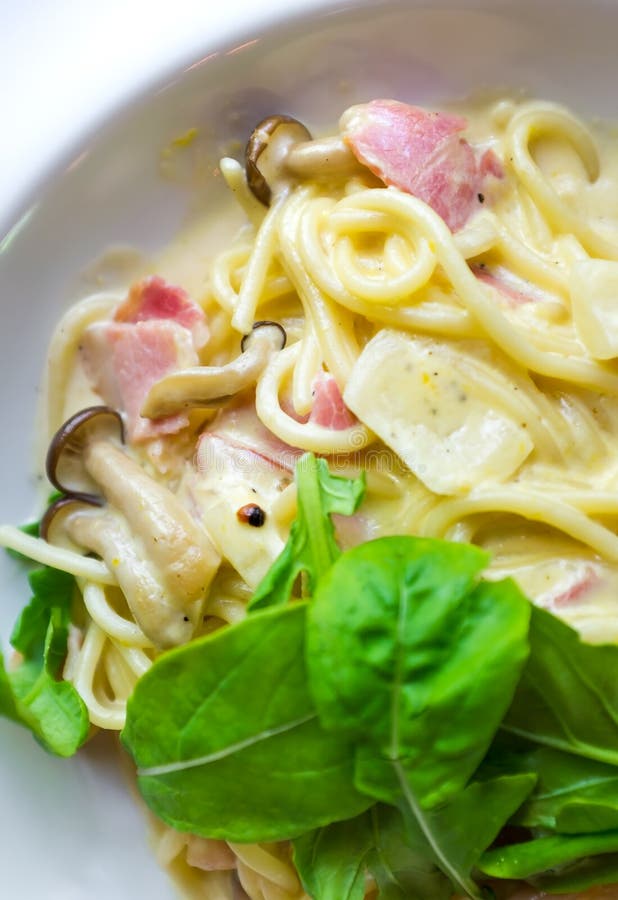 Spaghettis Carbonara Mit Schinken Und Pilz Auf Einer Platte Stockbild ...