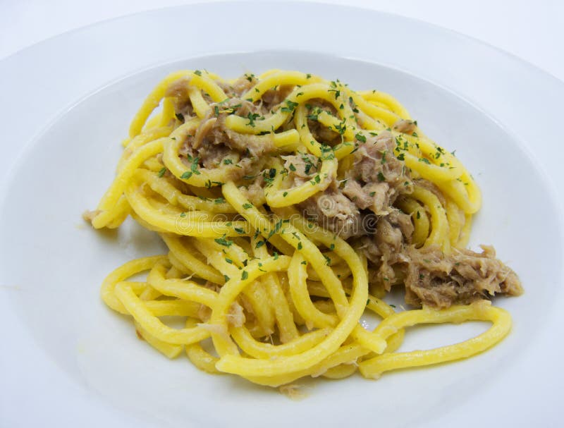 Spaghettis mit Thunfisch auf weißem Hintergrund, italienische Nahrung stockfoto Spaghettis mit Thunfisch auf weißem Hintergrund, italienische Nahrung stockfoto
