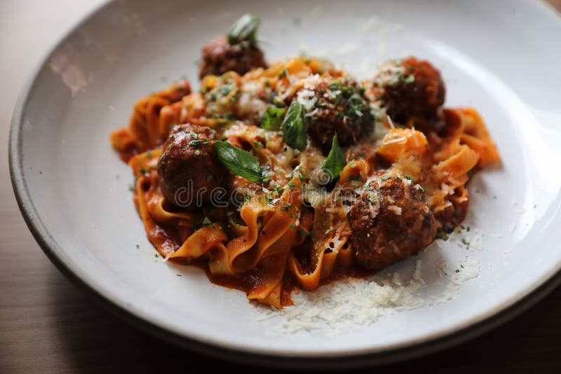 Spaghettiteigwaren mit Rindfleischfleischklöschen und Tomatensauce auf einem Teller, italienische Nahrung lizenzfreies stockfoto Spaghettiteigwaren mit Rindfleischfleischklöschen und Tomatensauce auf einem Teller, italienische Nahrung lizenzfreies stockfoto
