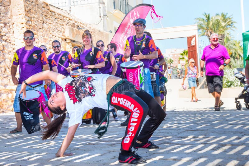 SPAIN-TORREVIEJA,阿利坎特- 2018年6月16日oung快乐的人鼓撞击声拍的妇女女孩展示Capoeira 库存图片 SPAIN-TORREVIEJA,阿利坎特- 2018年6月16日oung快乐的人鼓撞击声拍的妇女女孩展示Capoeira 库存图片
