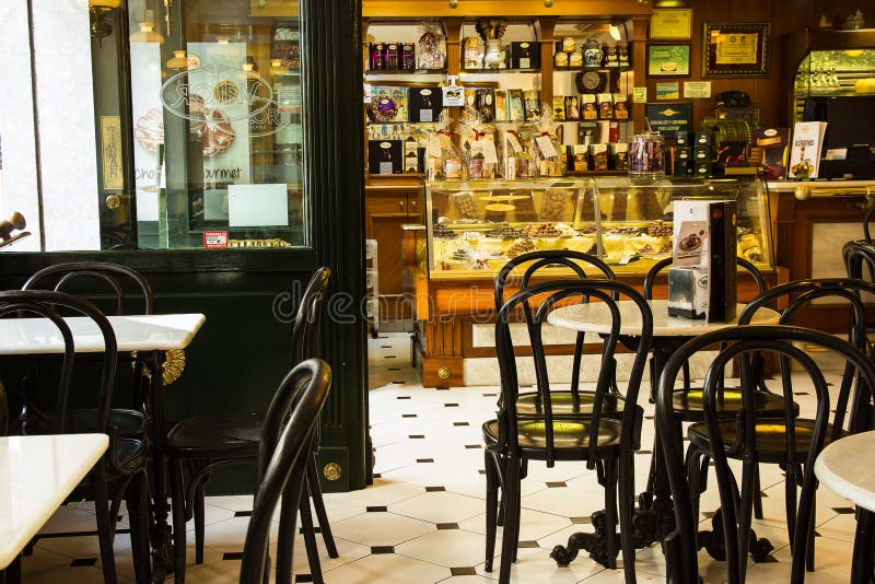 SPAIN-TORREVIEJA, ALICANTE - 16 DE OCTUBRE DE 2016: Interior del español famoso Chocolatier y del valor del café fotos de archivo SPAIN-TORREVIEJA, ALICANTE - 16 DE OCTUBRE DE 2016: Interior del español famoso Chocolatier y del valor del café fotos de archivo