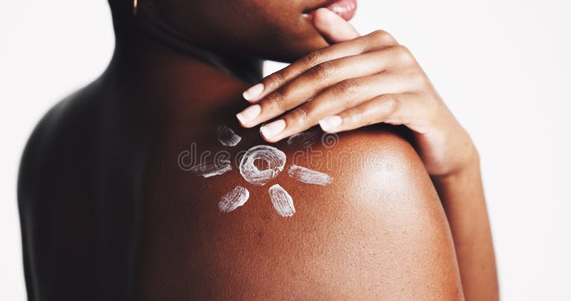 Spalla e crema solare con una donna in studio per la protezione solare e per la sicurezza radiologica. Bellezza cura di sé e immagini stock libere da diritti