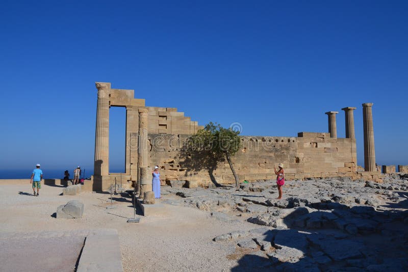 Spalten auf dem hellenistic stoa der Akropolises von Lindos, von Rhodos, von Griechenland, von blauem Himmel, von Olivenbaum und lizenzfreies stockfoto Spalten auf dem hellenistic stoa der Akropolises von Lindos, von Rhodos, von Griechenland, von blauem Himmel, von Olivenbaum und lizenzfreies stockfoto