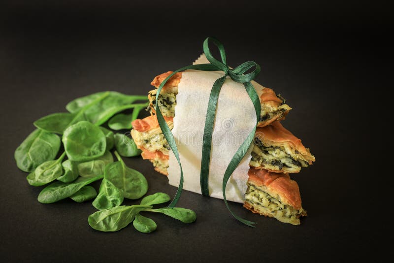 Spanakopita grec traditionnel de tarte d'épinards avec du feta image stock Spanakopita grec traditionnel de tarte d'épinards avec du feta image stock