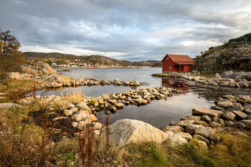 Spangereid, Norvège, octobre 2019 : Maison de bateau par le fjord photos stock Spangereid, Norvège, octobre 2019 : Maison de bateau par le fjord photos stock