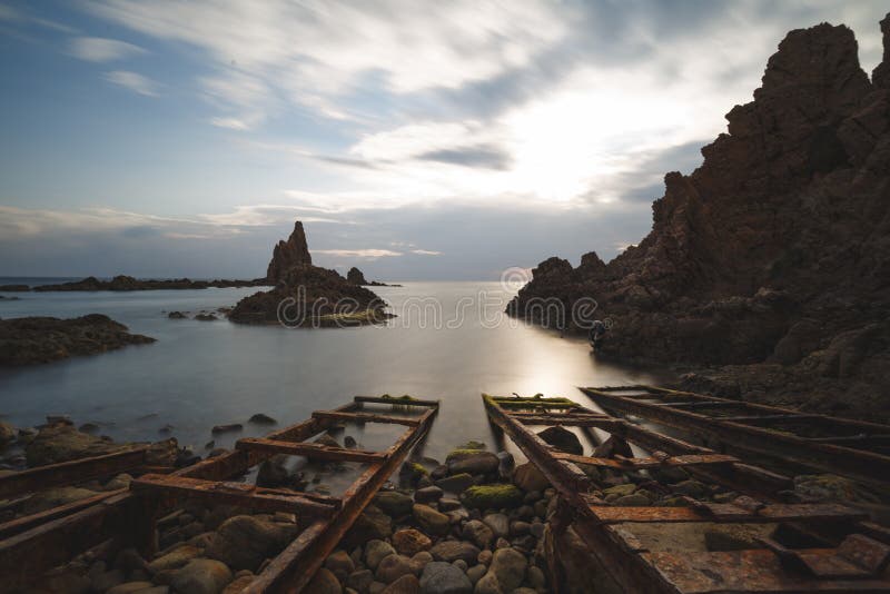 Spanien AlmerÃa, Cabo de Gata, sirenrev Arrecife de las sirenas - lång exponering på solnedgång, havet och siden- effekt på arkivfoto Spanien AlmerÃa, Cabo de Gata, sirenrev Arrecife de las sirenas - lång exponering på solnedgång, havet och siden- effekt på arkivfoto