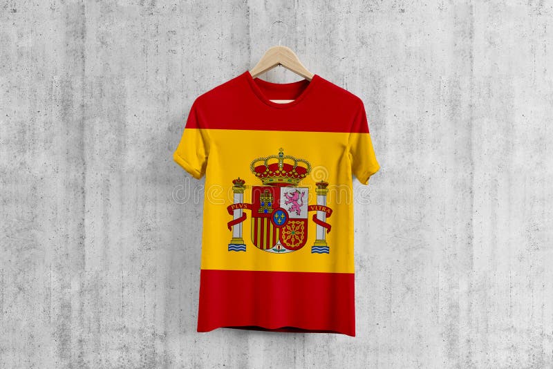 Spanien flaggaT-tröja på hängaren, enhetlig designidé för spanskt lag för plaggproduktion Nationella kläder royaltyfri illustrationer Spanien flaggaT-tröja på hängaren, enhetlig designidé för spanskt lag för plaggproduktion Nationella kläder royaltyfri illustrationer