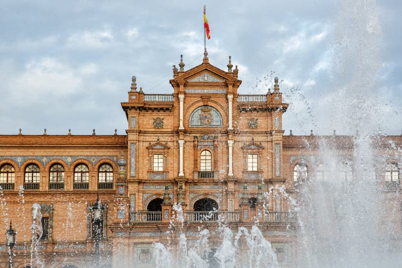 Spanien kvadrerar Plaza de Espana är i den offentliga Maria Luisa Park, i Seville, sikten till och med springbrunnen royaltyfria bilder Spanien kvadrerar Plaza de Espana är i den offentliga Maria Luisa Park, i Seville, sikten till och med springbrunnen royaltyfria bilder