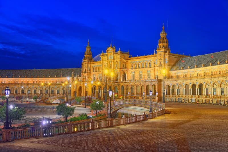 Spanien kvadrerar Plaza de Espanais en fyrkant i Maria Luisa Par royaltyfri fotografi Spanien kvadrerar Plaza de Espanais en fyrkant i Maria Luisa Par royaltyfri fotografi