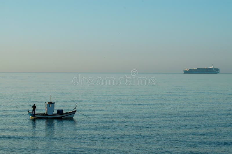 SPANIEN MALAGA - OKTOBER 30 2009: Fiskare på kusten för El Palo tidigt på morgonen arkivbilder SPANIEN MALAGA - OKTOBER 30 2009: Fiskare på kusten för El Palo tidigt på morgonen arkivbilder