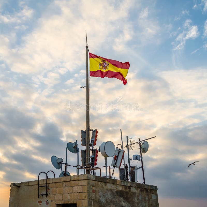 Spanische Flagge Auf Der Spitze Der Santa Barbara Burg in Alicante Spanien  Redaktionelles Foto - Bild von symbol, ansicht: 177585861