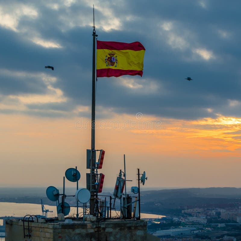 Spanische Flagge Auf Der Spitze Der Santa Barbara Burg in Alicante Spanien  Redaktionelles Foto - Bild von symbol, ansicht: 177585861