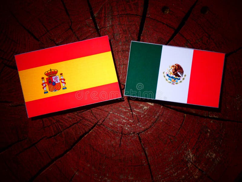 Spanische Flagge mit mexikanischer Flagge auf einem Baumstumpf lokalisiert lizenzfreies stockbild Spanische Flagge mit mexikanischer Flagge auf einem Baumstumpf lokalisiert lizenzfreies stockbild