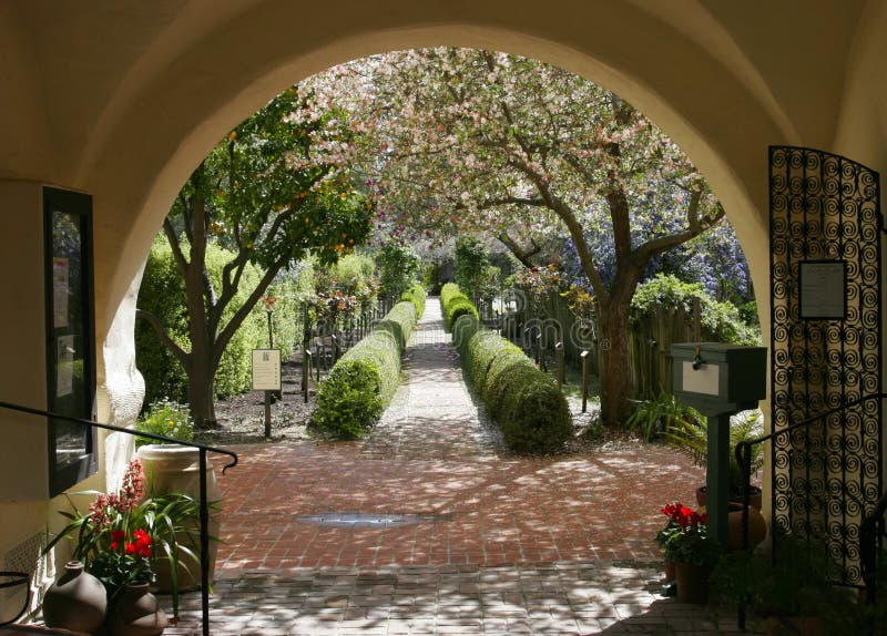 Spanische Gärten Und Kathedrale Stockbild Bild von spanisch, fromm