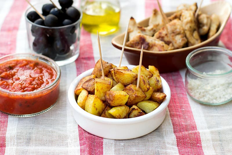 Spanische Kartoffeln Patatas Bravas Für Tapas Stockfoto - Bild von ...