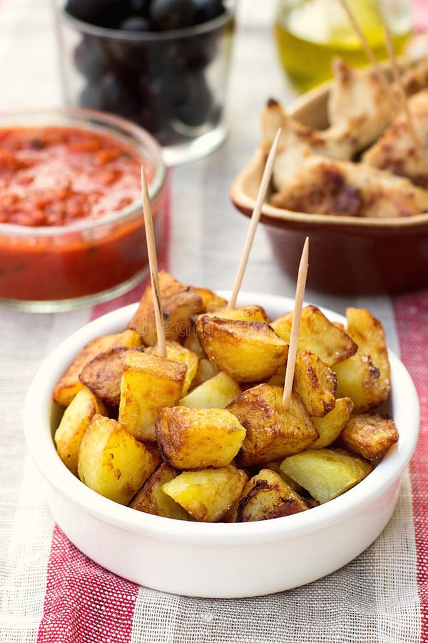 Spanische Kartoffeln Patatas Bravas Für Tapas Stockfoto - Bild von ...