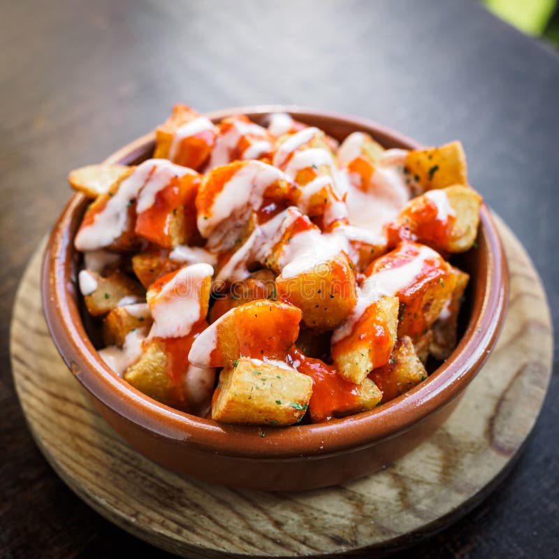 Spanische Kartoffeln Patatas Bravas Für Tapas Stockfoto - Bild von für ...