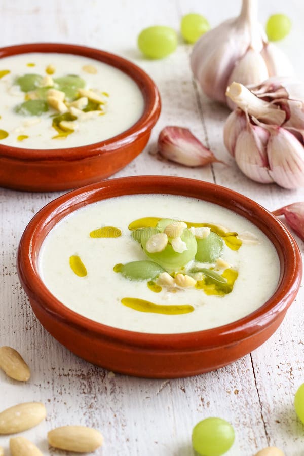 Ajo Blanco- Weiße Knoblauch-Suppe Stockfoto - Bild von gewürze ...