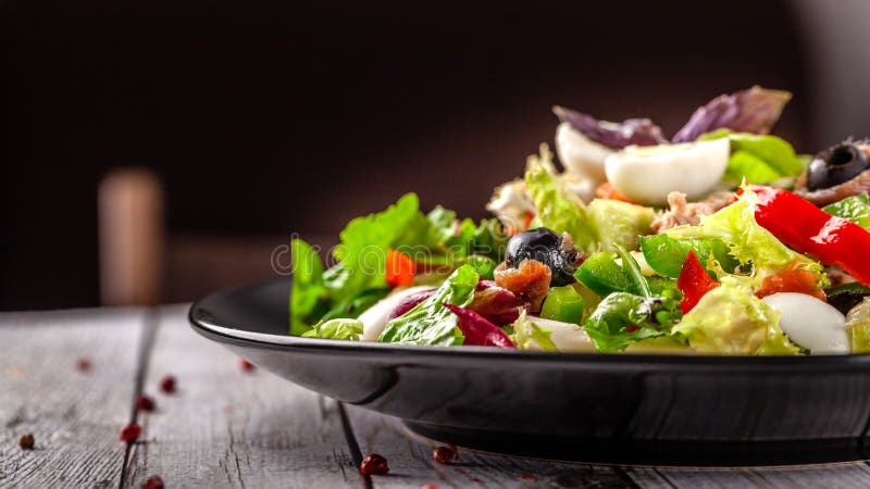 Spanische Küche Mischsalat-Fischsalat-, Roter und Grünerbulgarischer Pfeffer, Wachteleier, in Büchsen konservierte Makrele, Olive stockfotos Spanische Küche Mischsalat-Fischsalat-, Roter und Grünerbulgarischer Pfeffer, Wachteleier, in Büchsen konservierte Makrele, Olive stockfotos