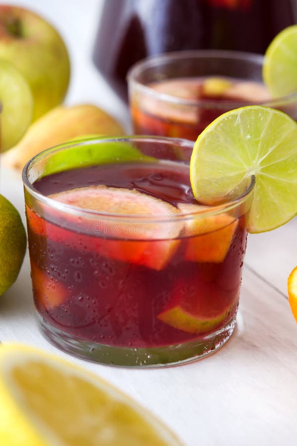 Spanische Sangria Mit Frucht Und Eis Stockfoto - Bild von orange ... Spanische Sangria Mit Frucht Und Eis Stockfoto - Bild von orange ...