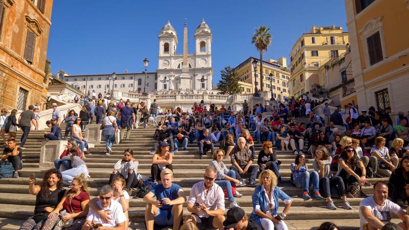 Spanische Schritte und Touristen bei Piazza di Spagna in Rom, Italien stockbilder Spanische Schritte und Touristen bei Piazza di Spagna in Rom, Italien stockbilder