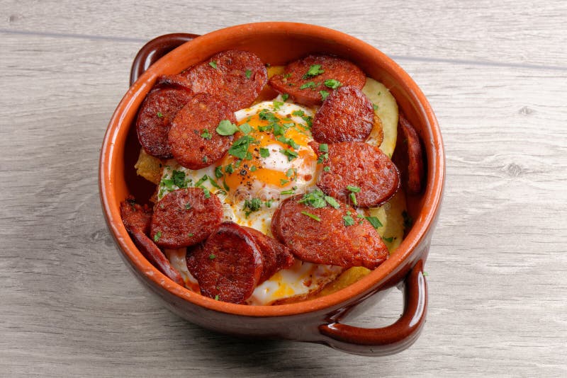 Spanische Tapas Mit Kartoffeln Und Chorizo Lizenzfreie Stockbilder ...