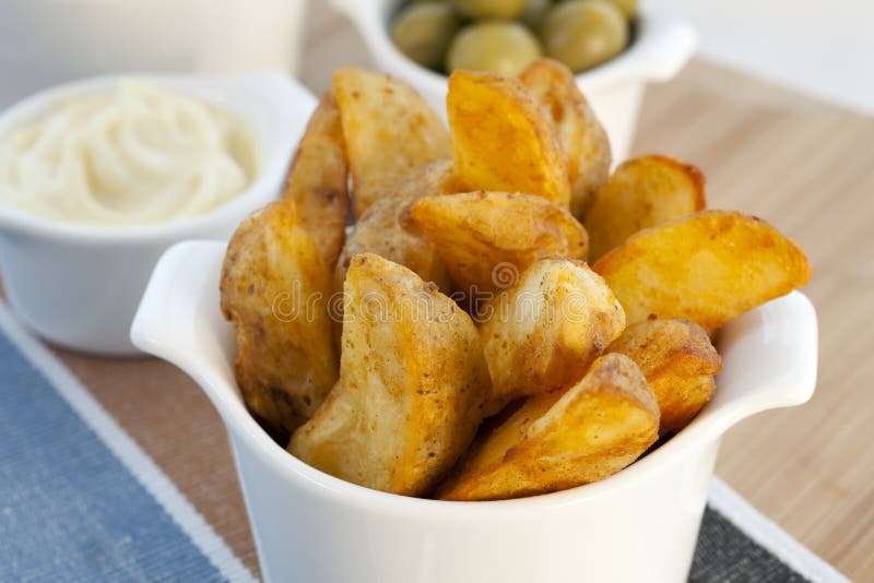 Spanische Tapas, Patatas Bravas Stockfoto - Bild von nahrung, tapas ... Spanische Tapas, Patatas Bravas Stockfoto - Bild von nahrung, tapas ...
