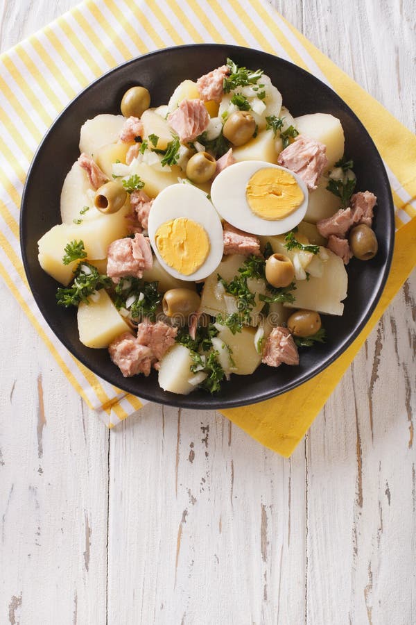 Spanischer Salat Patatas Alinadas Von Gekochten Kartoffeln Mit ...