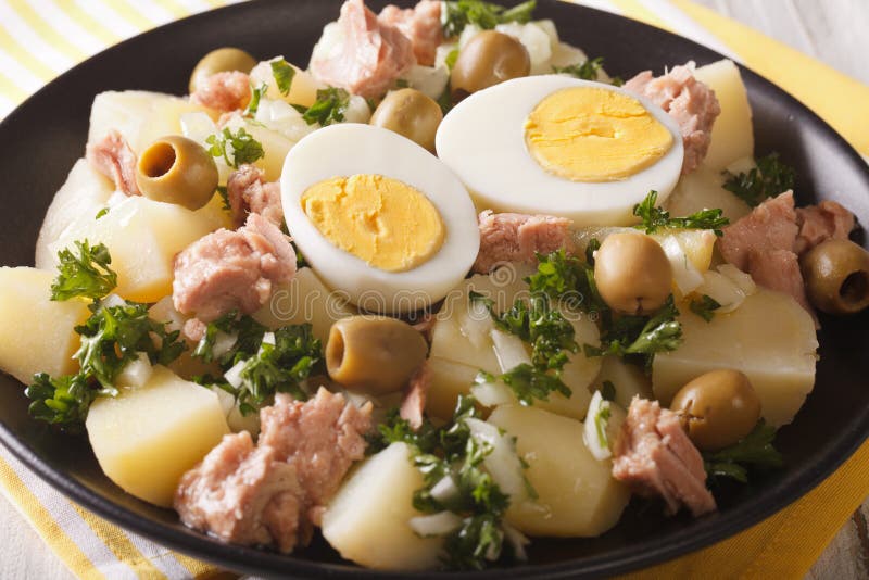 Spanischer Salat Patatas Alinadas Von Gekochten Kartoffeln Mit ...