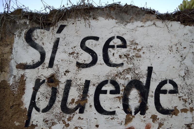 Spanischer Text gemalt auf einer Wand: Sise-puede