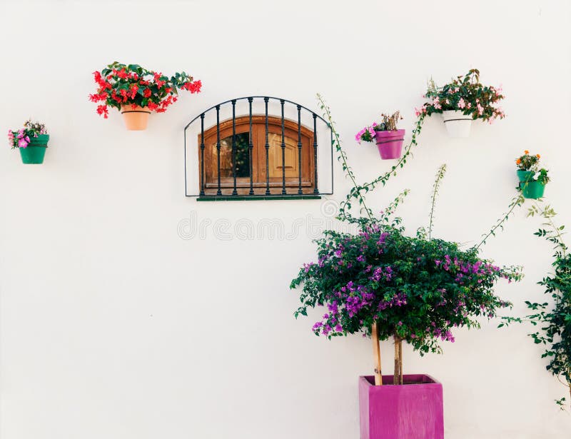 Spanisches Fenster mit Blumen lizenzfreie stockfotos Spanisches Fenster mit Blumen lizenzfreie stockfotos