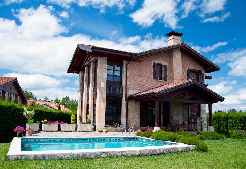 Spanisches Luxuxhaus mit Swimmingpool lizenzfreie stockbilder Spanisches Luxuxhaus mit Swimmingpool lizenzfreie stockbilder